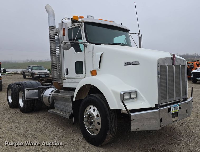 image for item DT6807 2011 Kenworth T800 semi truck