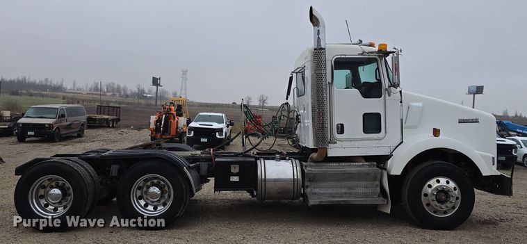 image for item DT6807 2011 Kenworth T800 semi truck