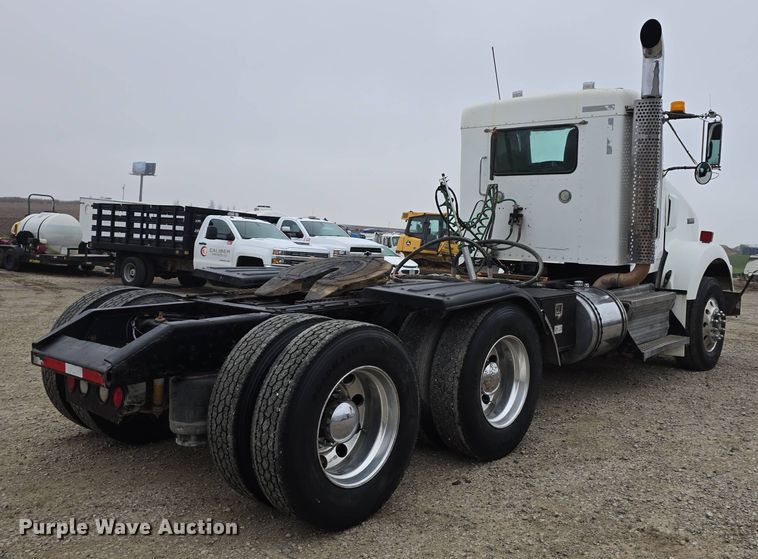 image for item DT6807 2011 Kenworth T800 semi truck