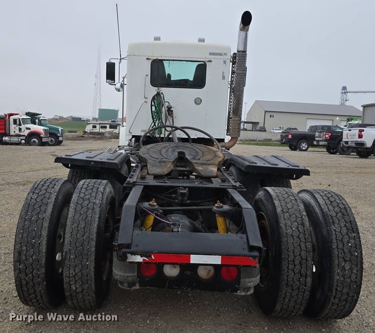 image for item DT6807 2011 Kenworth T800 semi truck