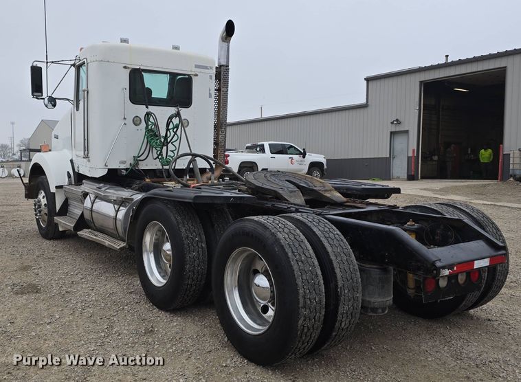 image for item DT6807 2011 Kenworth T800 semi truck