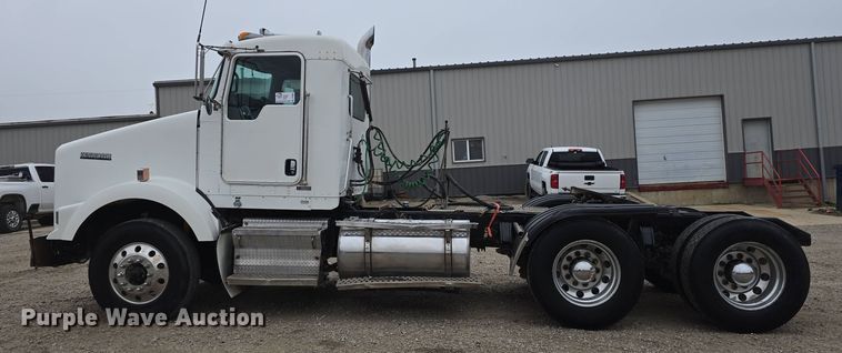 image for item DT6807 2011 Kenworth T800 semi truck