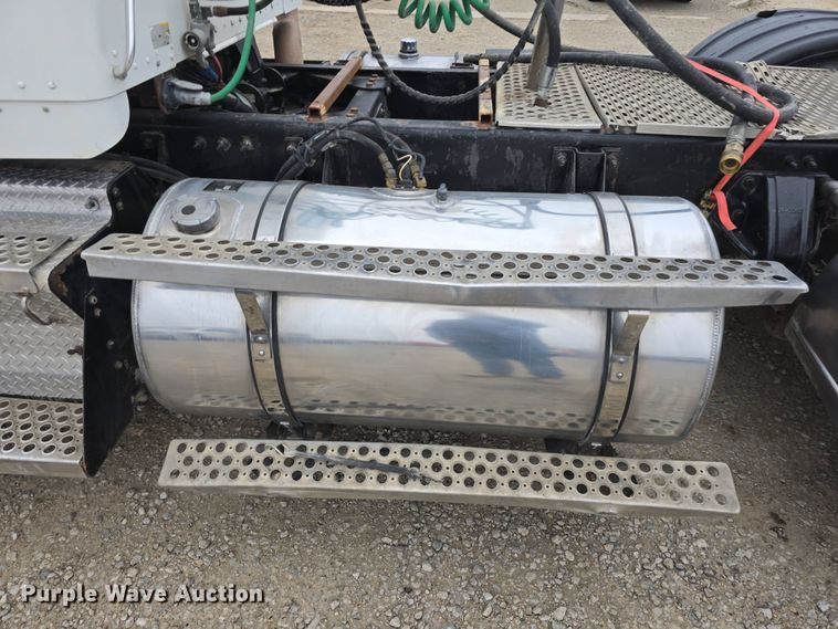 image for item DT6807 2011 Kenworth T800 semi truck