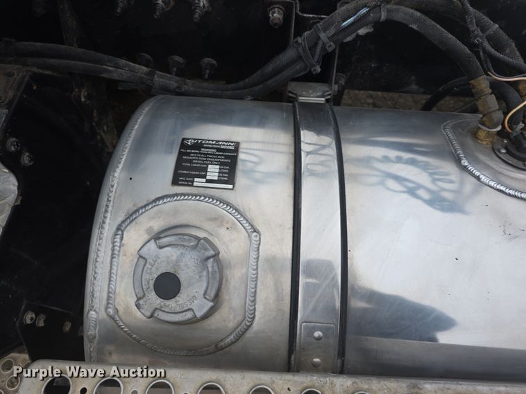 image for item DT6807 2011 Kenworth T800 semi truck