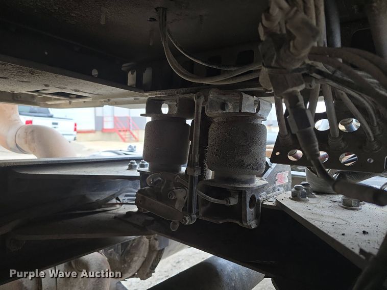 image for item DT6807 2011 Kenworth T800 semi truck