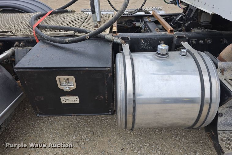 image for item DT6807 2011 Kenworth T800 semi truck