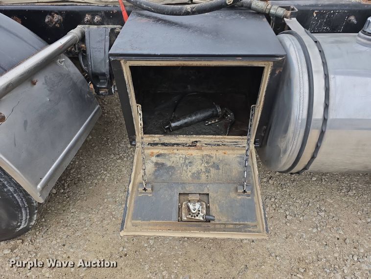 image for item DT6807 2011 Kenworth T800 semi truck