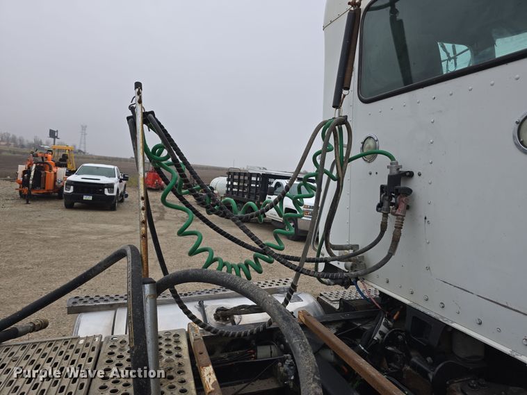 image for item DT6807 2011 Kenworth T800 semi truck