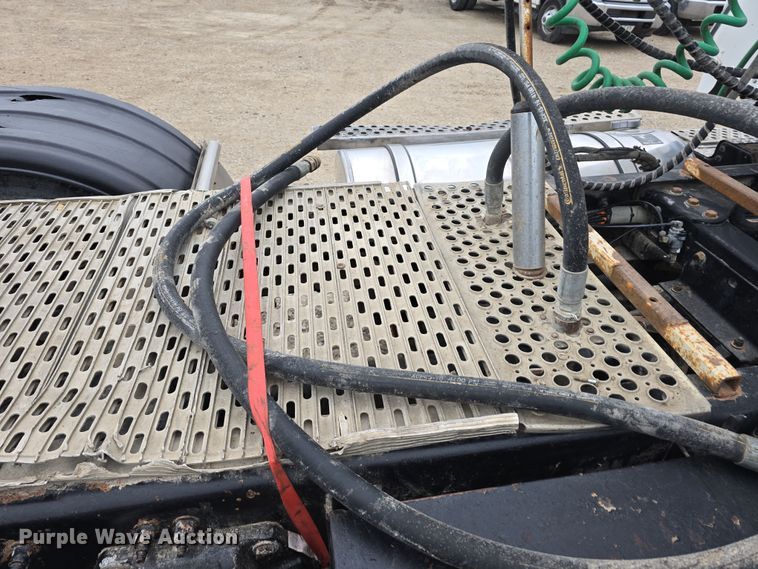 image for item DT6807 2011 Kenworth T800 semi truck