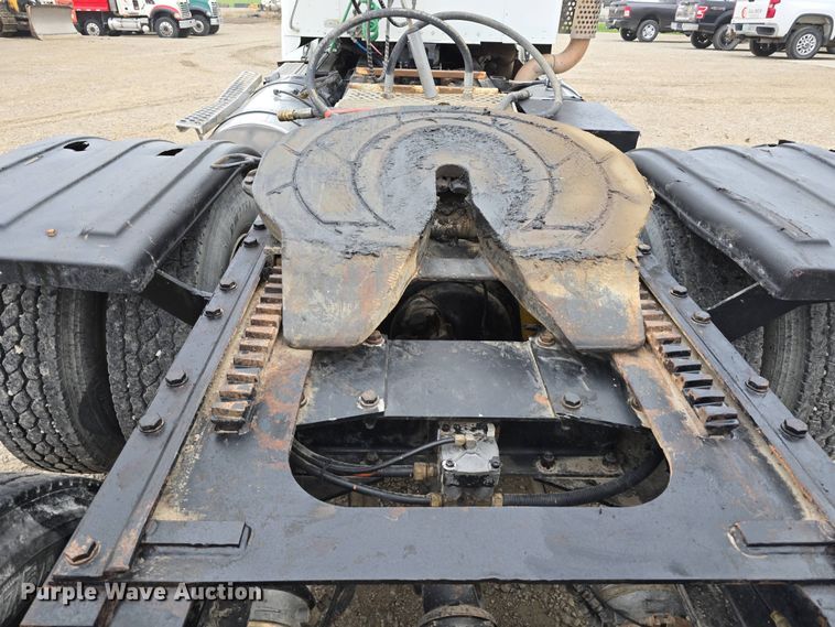 image for item DT6807 2011 Kenworth T800 semi truck