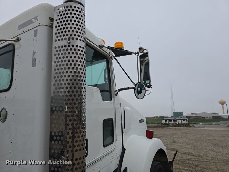 image for item DT6807 2011 Kenworth T800 semi truck