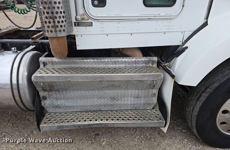 image for item DT6807 2011 Kenworth T800 semi truck