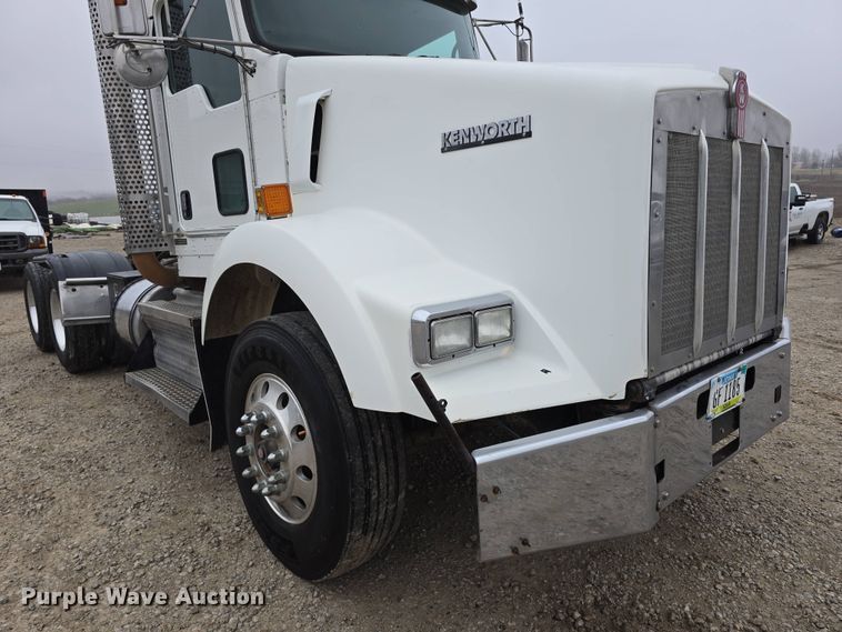 image for item DT6807 2011 Kenworth T800 semi truck