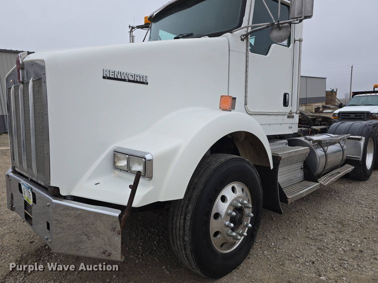 image for item DT6807 2011 Kenworth T800 semi truck