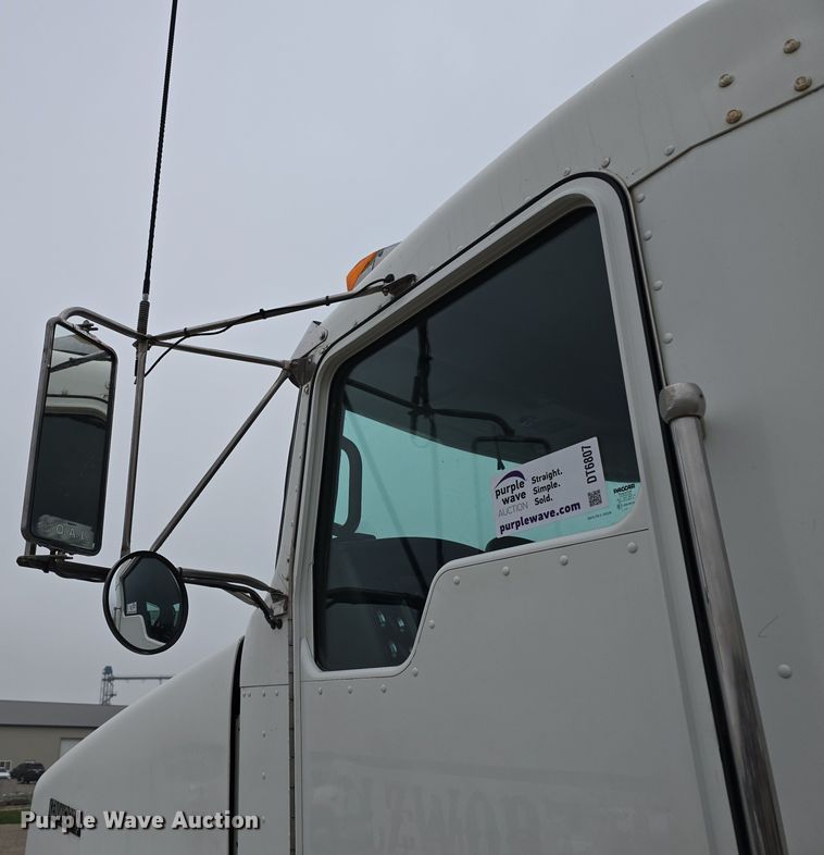 image for item DT6807 2011 Kenworth T800 semi truck