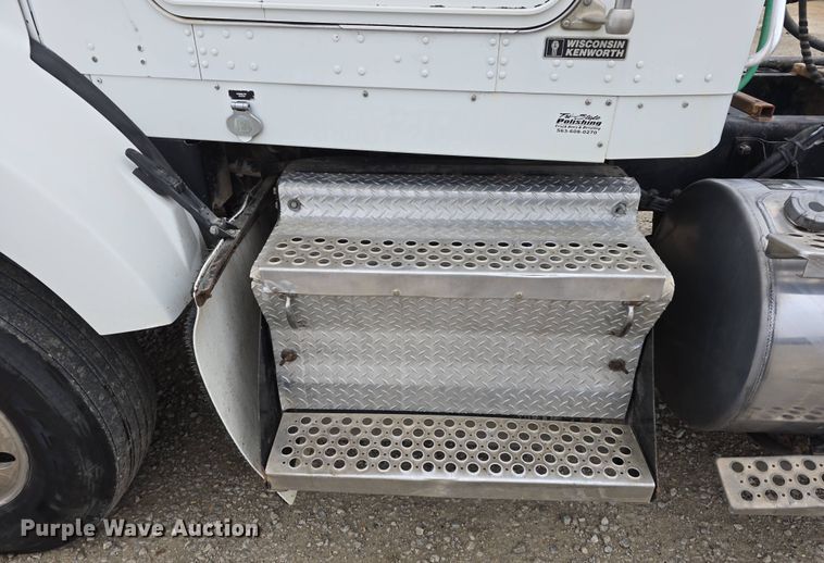 image for item DT6807 2011 Kenworth T800 semi truck