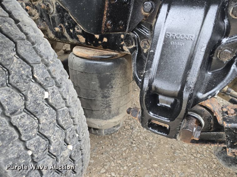 image for item DT6807 2011 Kenworth T800 semi truck