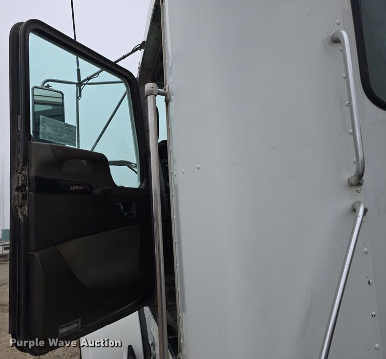 image for item DT6807 2011 Kenworth T800 semi truck