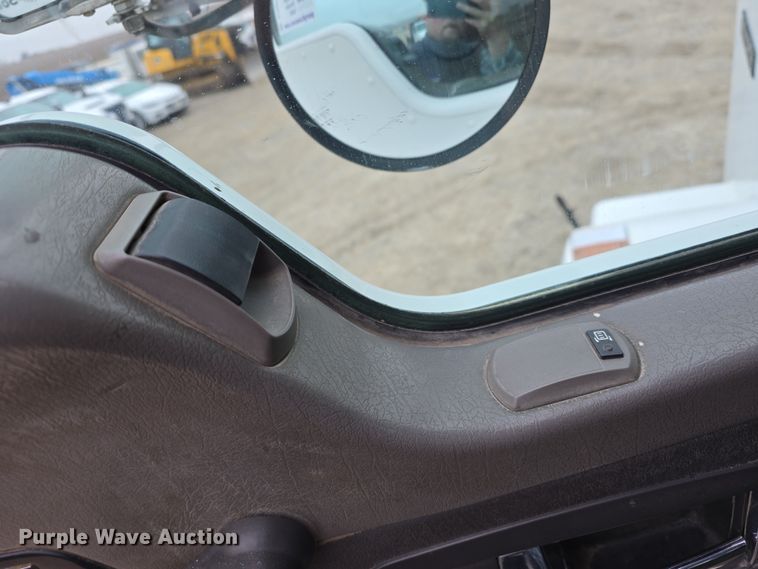 image for item DT6807 2011 Kenworth T800 semi truck