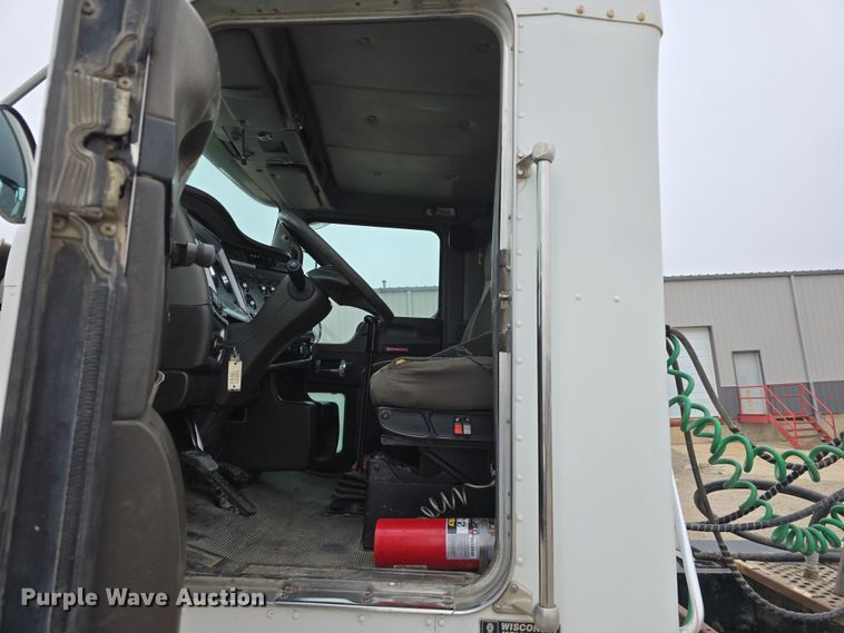 image for item DT6807 2011 Kenworth T800 semi truck