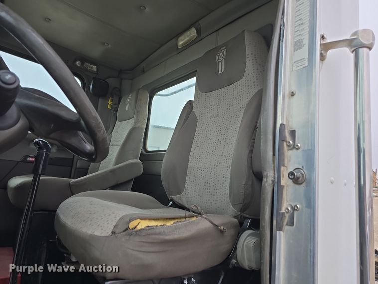 image for item DT6807 2011 Kenworth T800 semi truck