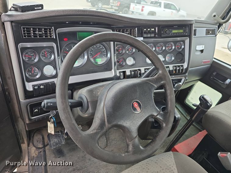 image for item DT6807 2011 Kenworth T800 semi truck