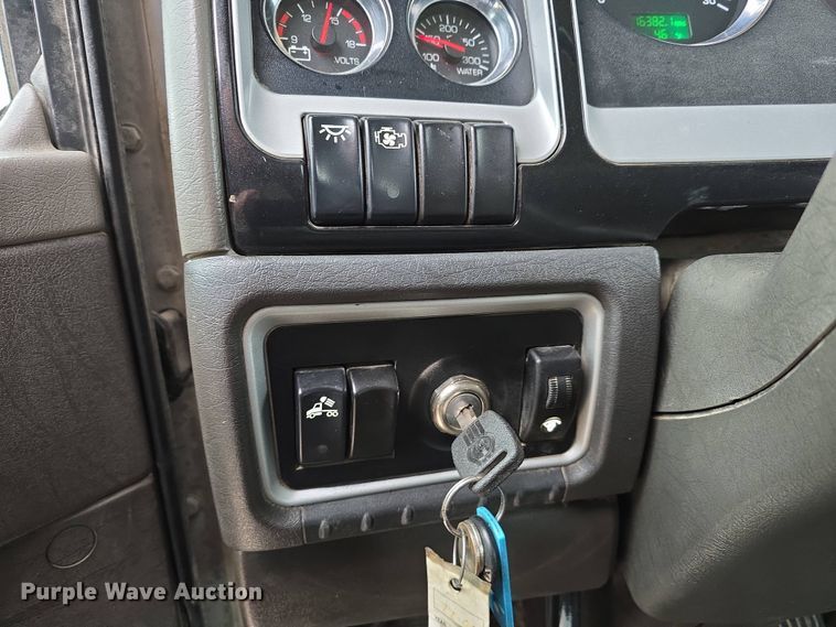 image for item DT6807 2011 Kenworth T800 semi truck