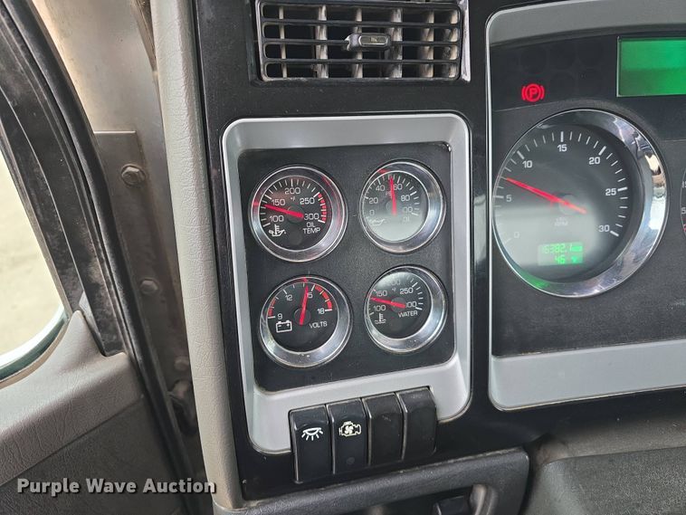 image for item DT6807 2011 Kenworth T800 semi truck