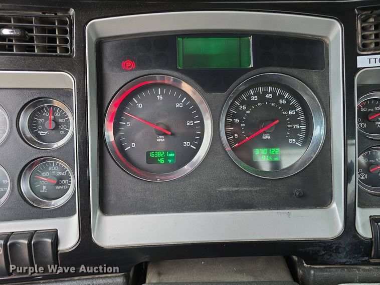 image for item DT6807 2011 Kenworth T800 semi truck