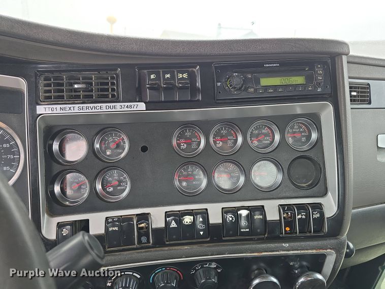 image for item DT6807 2011 Kenworth T800 semi truck