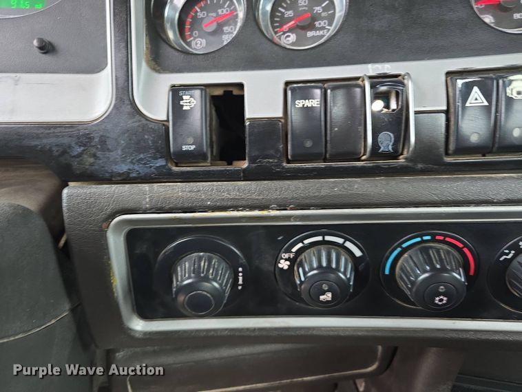 image for item DT6807 2011 Kenworth T800 semi truck