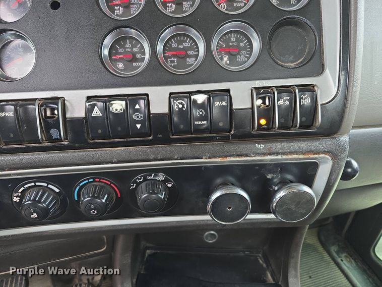 image for item DT6807 2011 Kenworth T800 semi truck