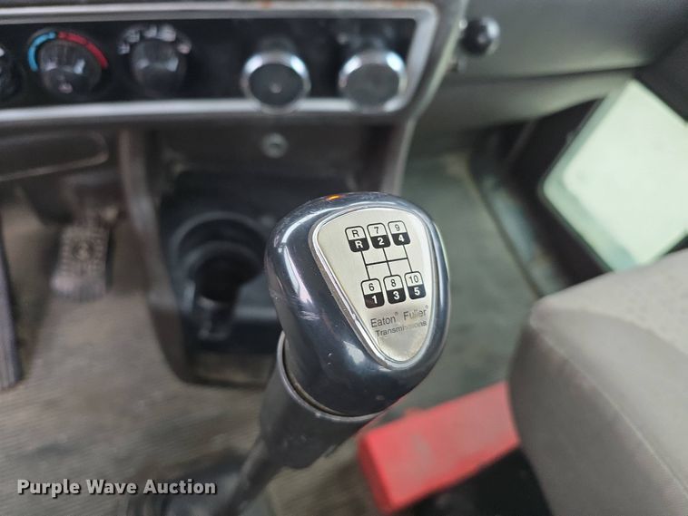 image for item DT6807 2011 Kenworth T800 semi truck