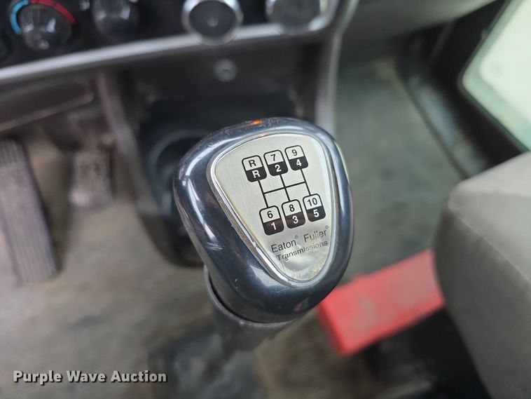 image for item DT6807 2011 Kenworth T800 semi truck