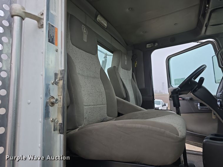 image for item DT6807 2011 Kenworth T800 semi truck