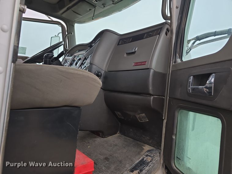 image for item DT6807 2011 Kenworth T800 semi truck