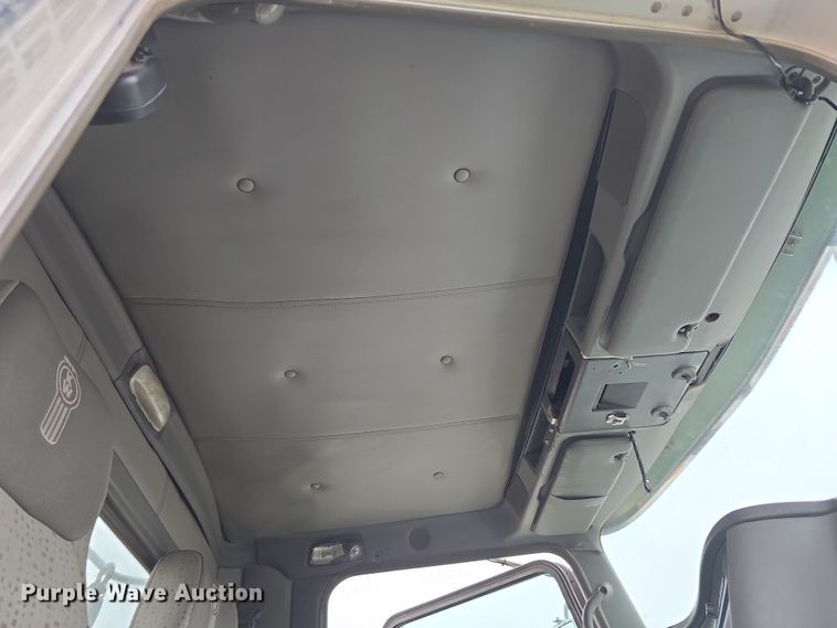 image for item DT6807 2011 Kenworth T800 semi truck