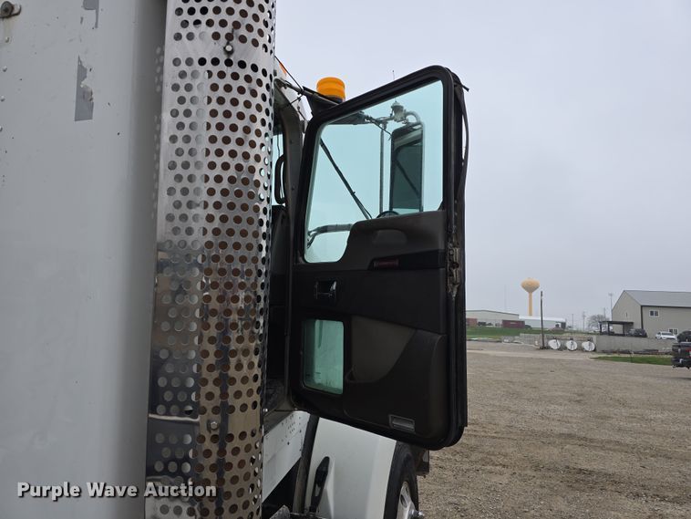 image for item DT6807 2011 Kenworth T800 semi truck