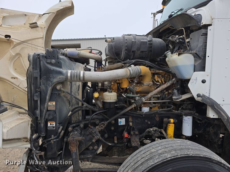 image for item DT6807 2011 Kenworth T800 semi truck