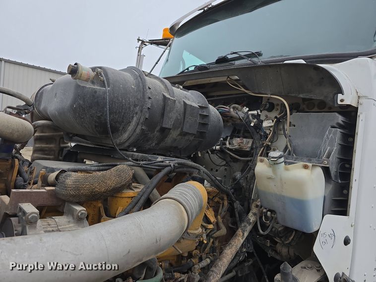 image for item DT6807 2011 Kenworth T800 semi truck