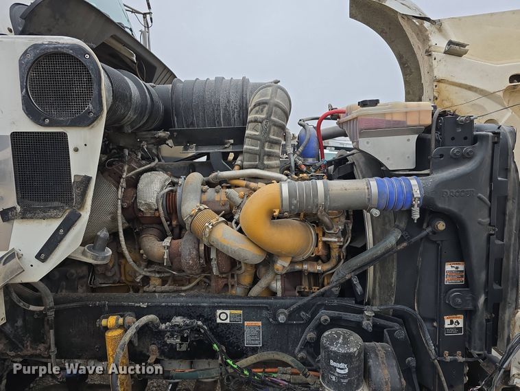 image for item DT6807 2011 Kenworth T800 semi truck