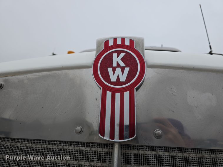 image for item DT6807 2011 Kenworth T800 semi truck