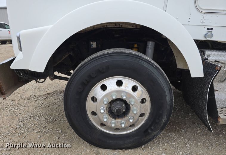 image for item DT6807 2011 Kenworth T800 semi truck