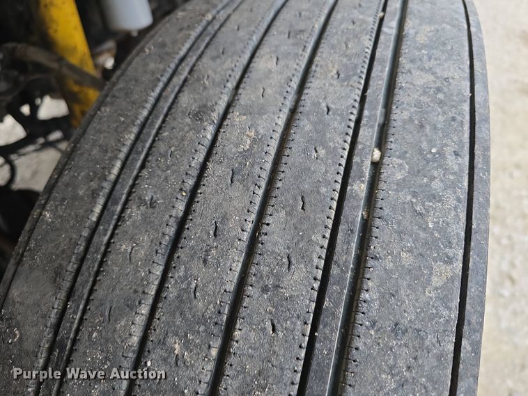 image for item DT6807 2011 Kenworth T800 semi truck