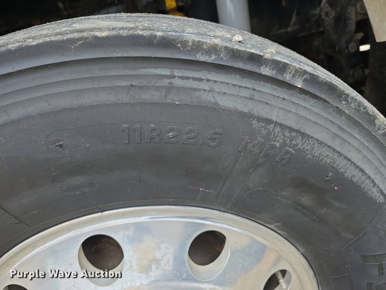 image for item DT6807 2011 Kenworth T800 semi truck