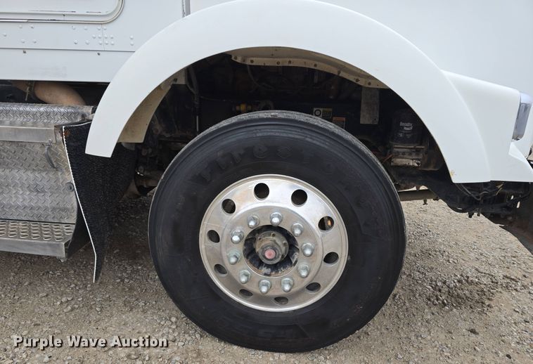 image for item DT6807 2011 Kenworth T800 semi truck