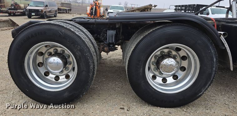 image for item DT6807 2011 Kenworth T800 semi truck