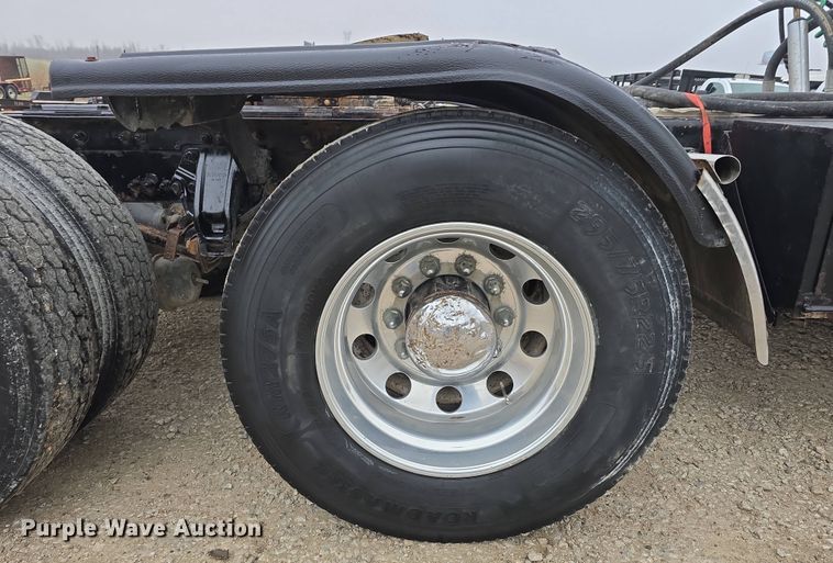 image for item DT6807 2011 Kenworth T800 semi truck