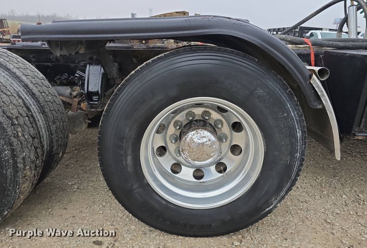 image for item DT6807 2011 Kenworth T800 semi truck