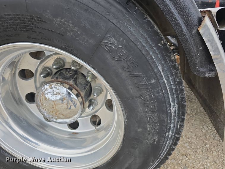 image for item DT6807 2011 Kenworth T800 semi truck